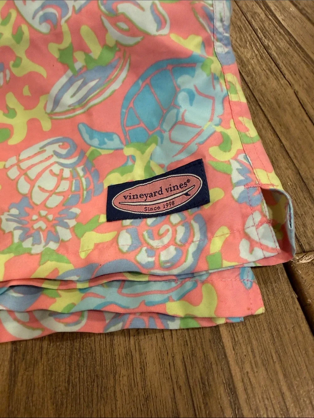 Men’s Vineyard Vines Coral Shell & Seafoam Swim Shorts Size M